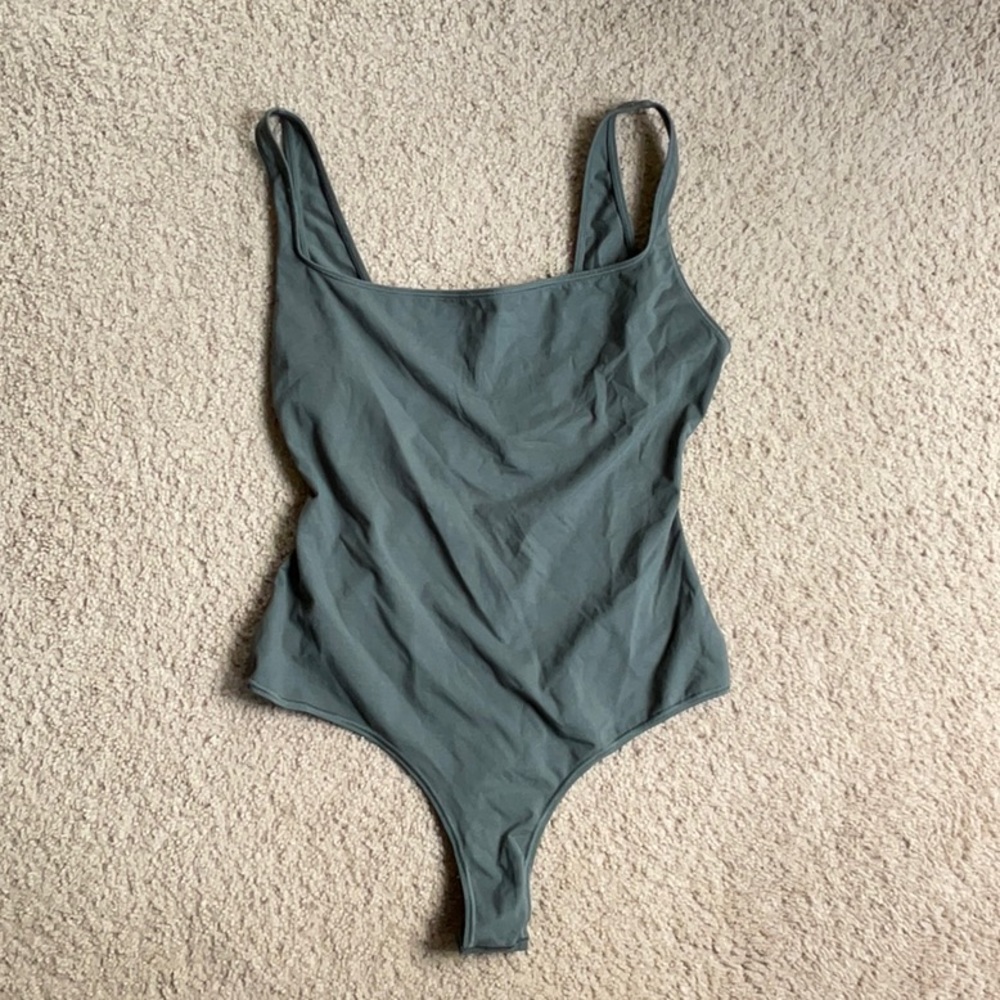 Skims smoothing thong bodysuit (sea foam dark green)